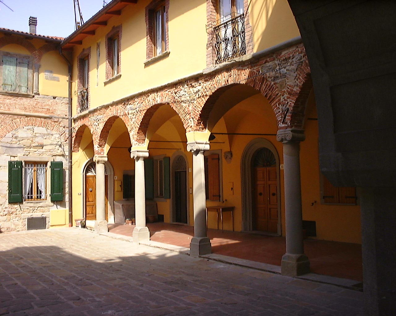 monghidoro archi in piazzetta san leonardo