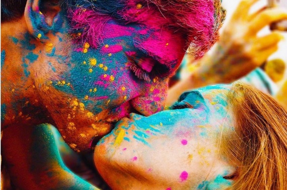 Holi e il bacio più bello a Bologna