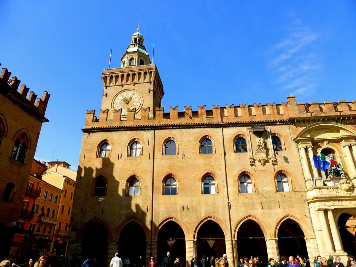 la torre dellorologio o torre accursi 2