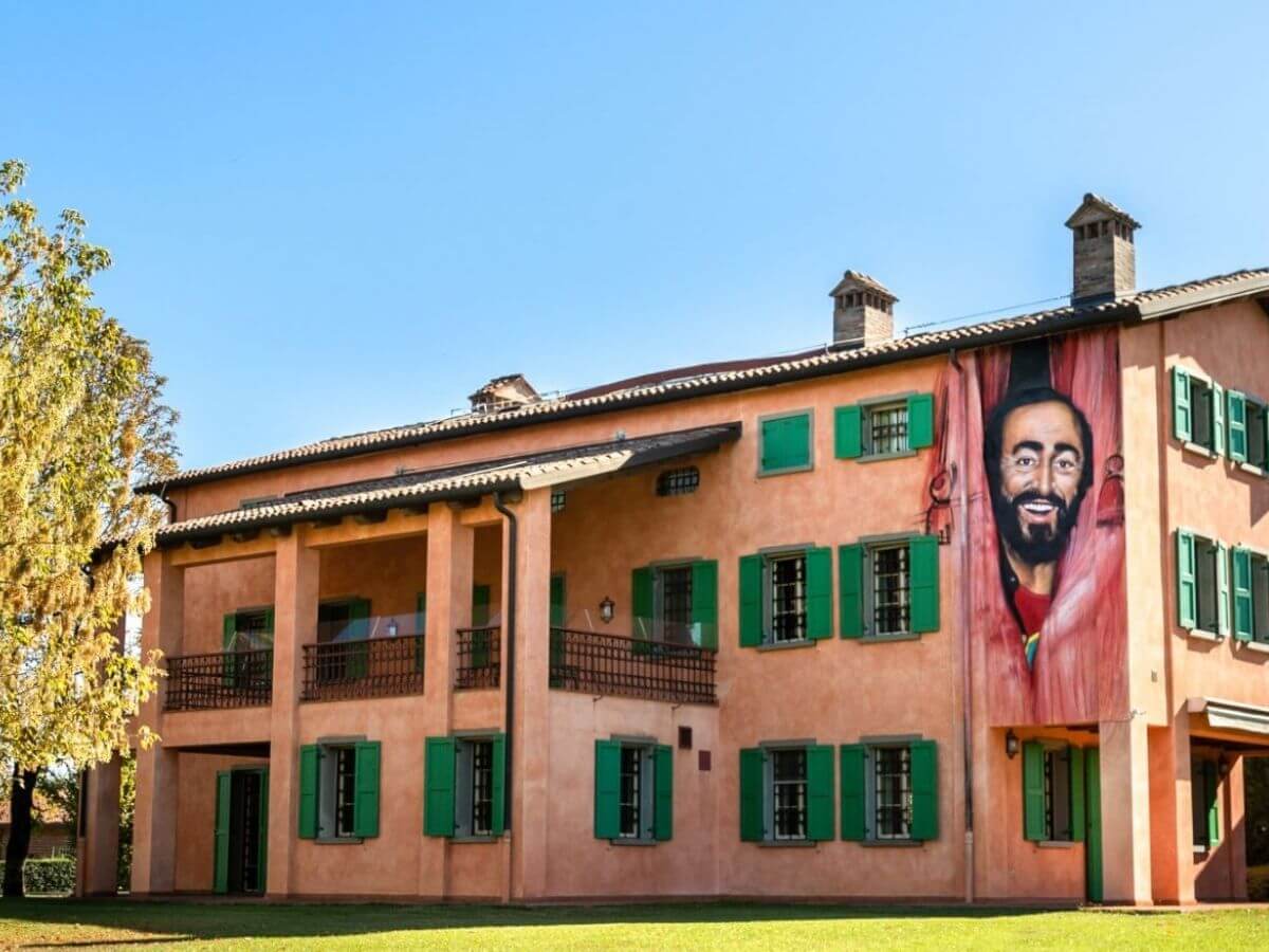 musica maestro a modena si celebra luciano pavarotti con larte 2