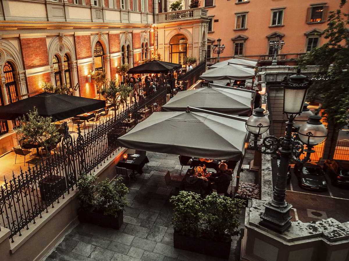 A Bologna la pizza si mangia su una panoramica terrazza ottocentesca