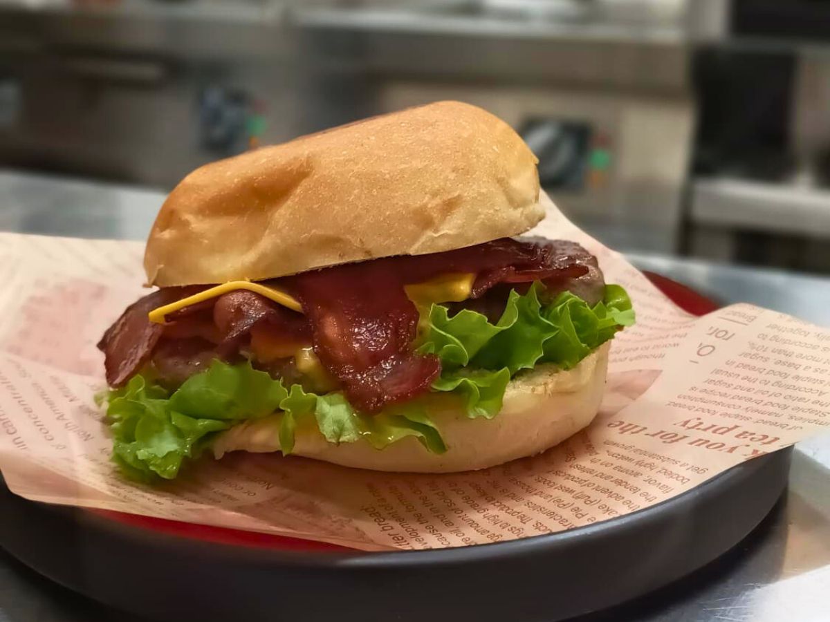 Dal Divinos, la nuova hamburgeria che arricchisce una storica attività bolognese