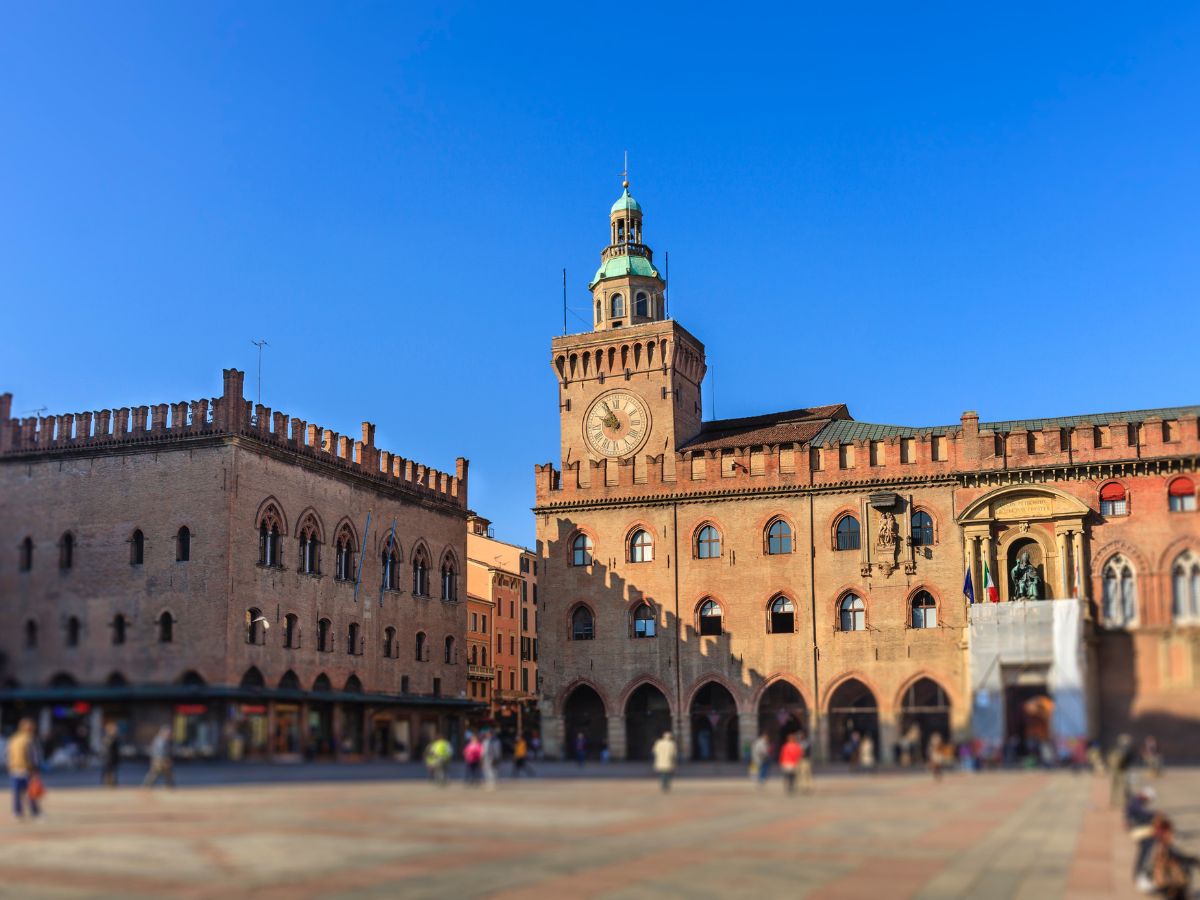 Piazza Maggiore: partenza della via dei Brentadori