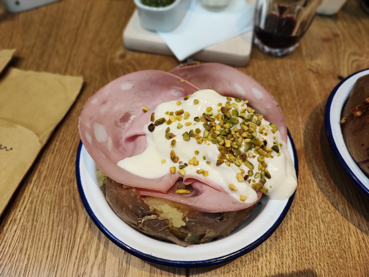 A Bologna apre Poormanger, il regno delle jacket potato